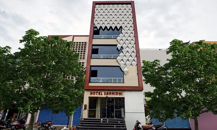 OYO Flagship 810914 Hotel Samrat