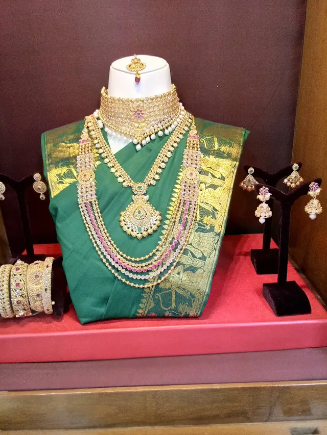 Tanishq Jewellery - Chennai - Cathedral Road - 3