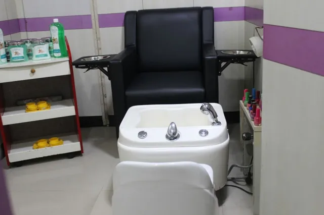 Pretty Queen Ladies Beauty Parlour & Spa A/C - 4