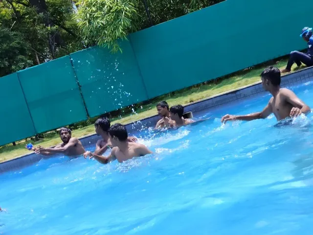 R Swimming pool - 3