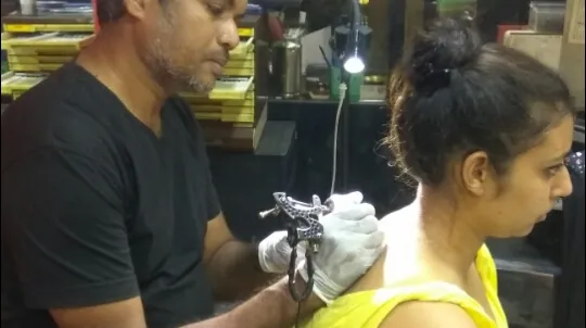 Omtattooshop & body piercing (1970)