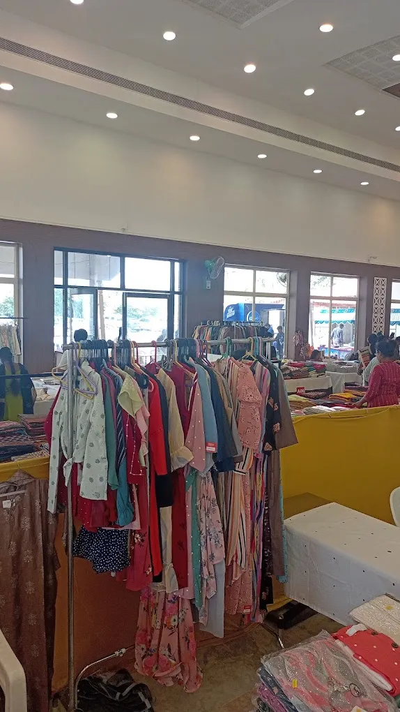 Sri Meenakshi Fashions Best cloth shop in Tirupalai - 3