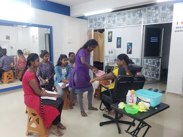 HP Laptop Showroom in salem bharathi computers and laptop service - 2