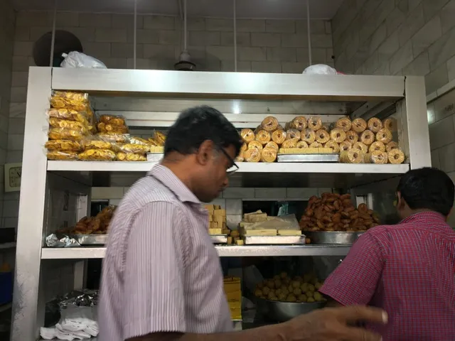 Santhi Sweets Tirunelveli - 3