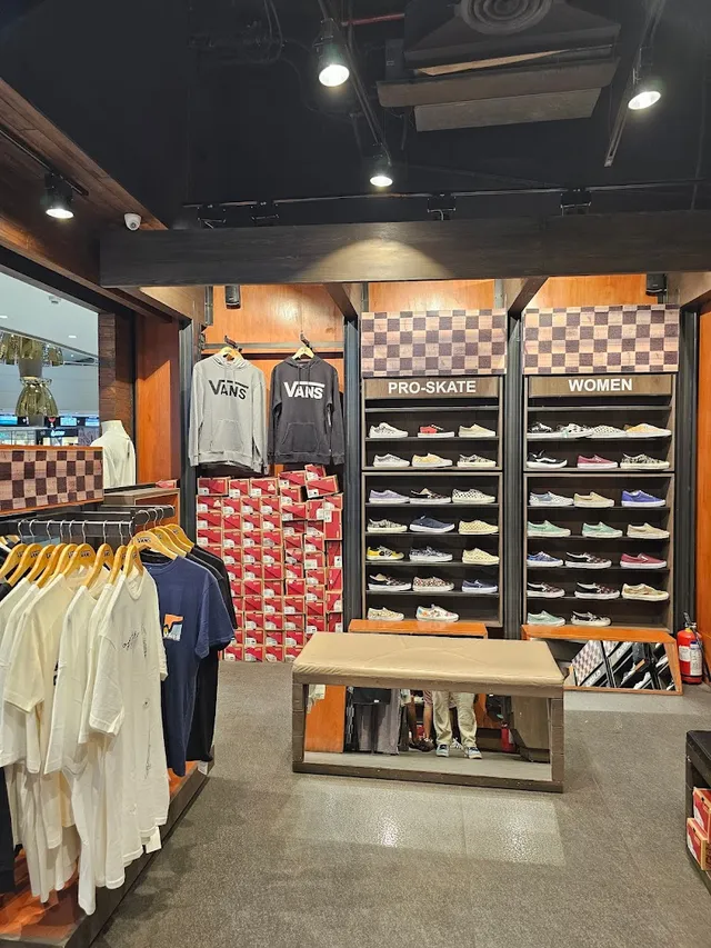 Vans Phoenix Mall - 6