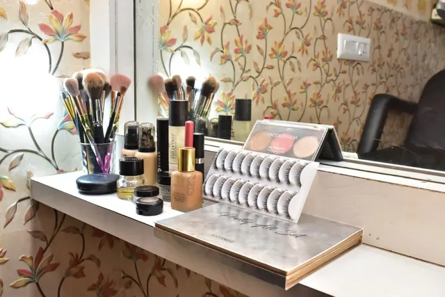 Paro's Family Salon - Unisex beauty salon in Dumdum, Kolkata - 2