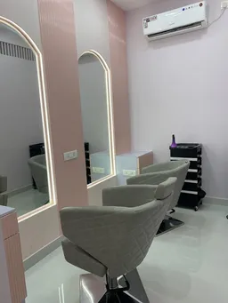 Blink Unisex Salon - 3