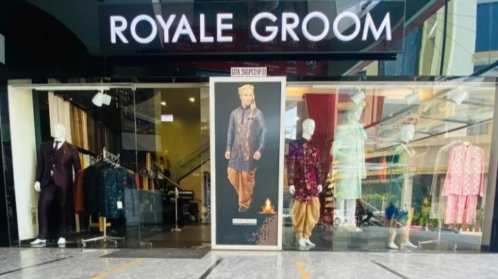 Royale Groom