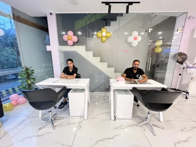 Ella's Luxury Salon - 4