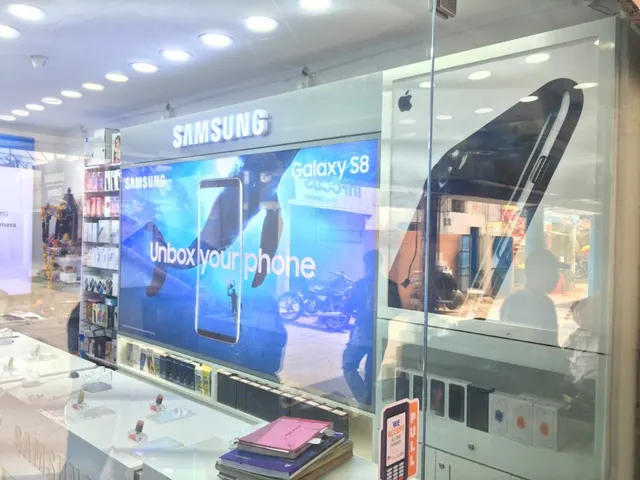 Cell World - Mobile Phone Shop - 4