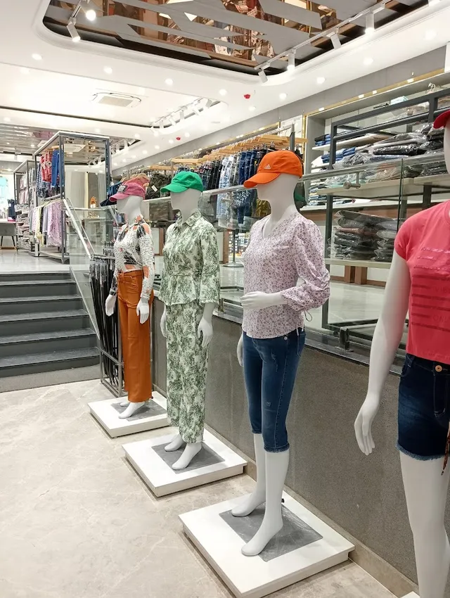 TRIBHUVAN FAMILY STORE-Sarees Showroom in Gurgaon,Garments Showroom in Gurgaon,Kids Store in Gurgaon - 5