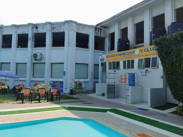 Malibu Towne Swimming Pool - 3