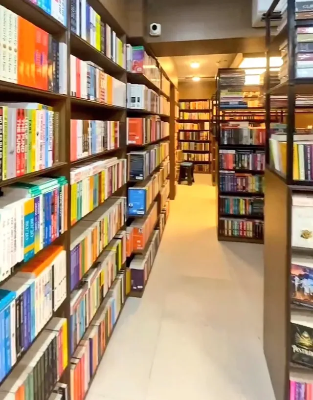 Bahrisons Booksellers Galleria - 3