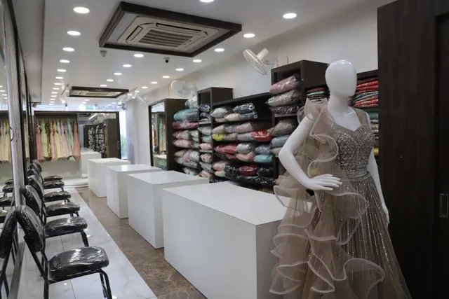 NOW & WOW - THE FASHION HUB - 4