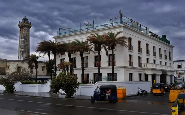 Promenade Hotel Swimming Pool - 4