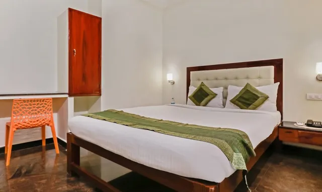 Itsy By Treebo - Prakasam Residency With Roadside View - 5