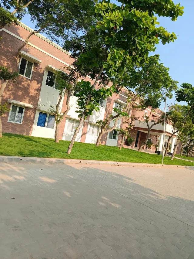 Aarupadai Veedu Institute Of Law - 4