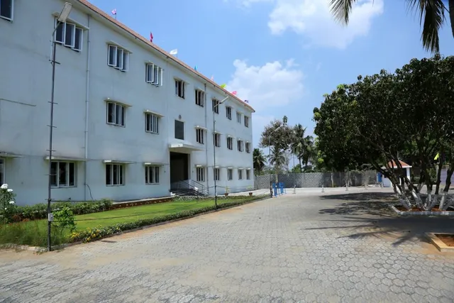 Vel International Public School - CBSE School - 3