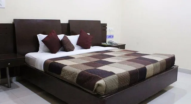 Hotel Tourist Plaza - 4