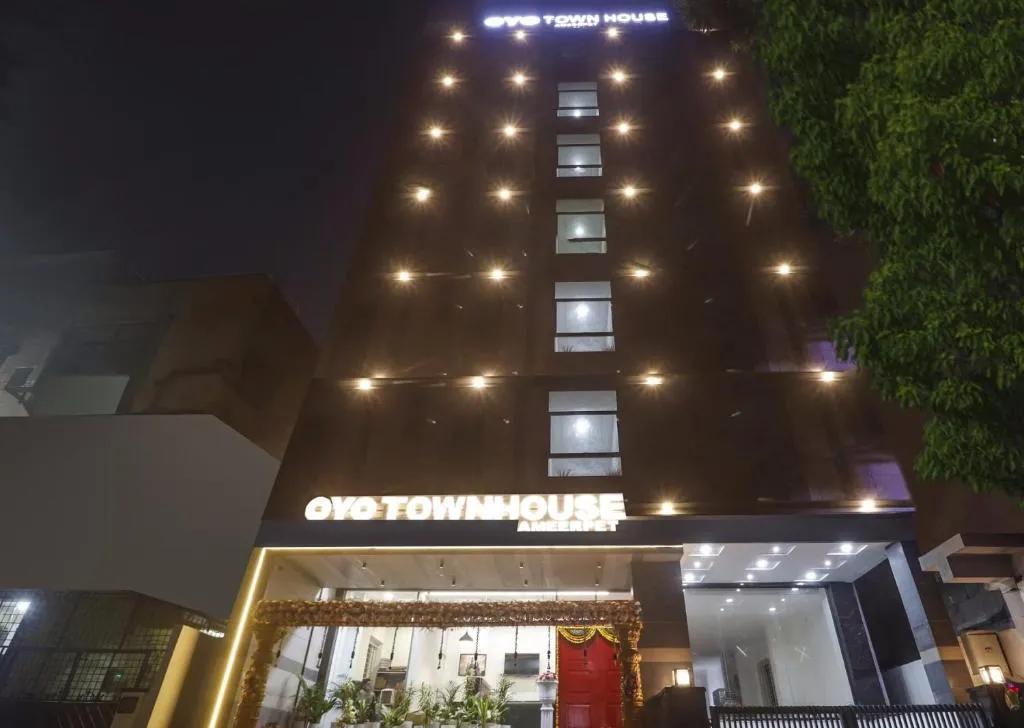 Super OYO Townhouse 1033 Ameerpet