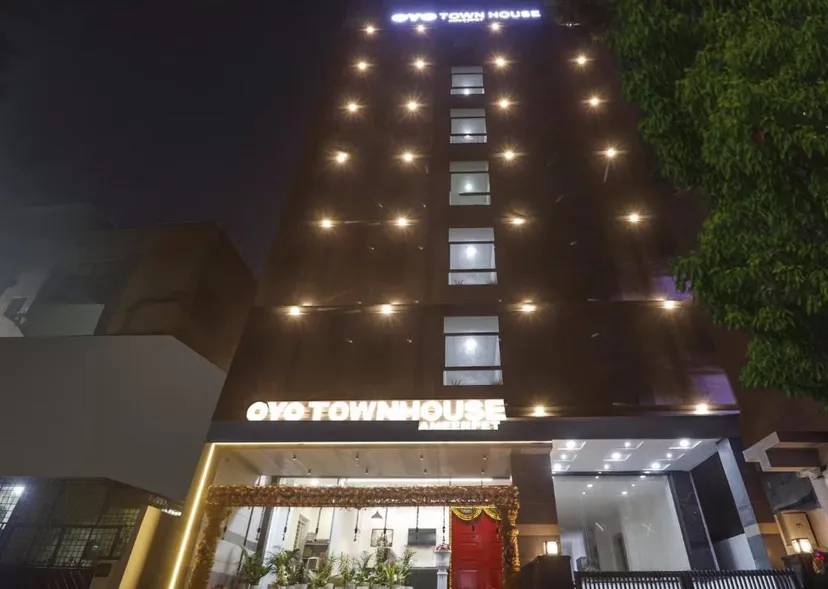 Super OYO Townhouse 1033 Ameerpet