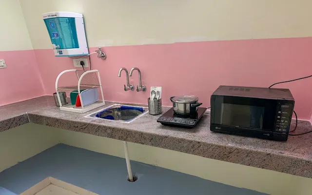 Prestige Living - Premium AC Women's Hostel - 6