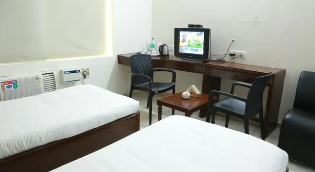 Hotel Shri Devi Park - 3