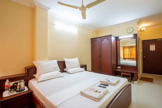 Sri Aarvee Hotel - 4