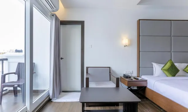 Hotel Crown Suites - 3