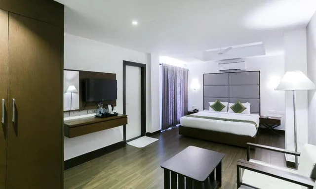 Hotel Crown Suites - 4