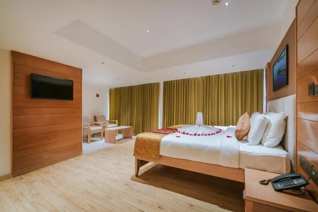 Townbridge Hotels & Suites - Ernakulam South - 4