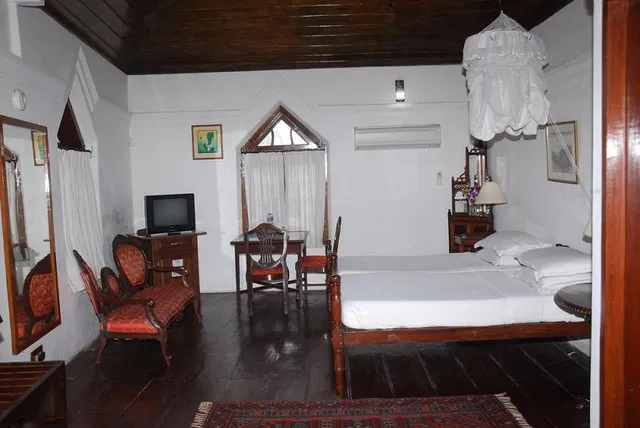 The Old Courtyard Hotel - 4