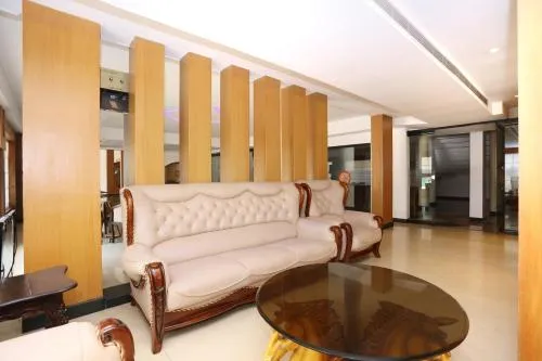 Super OYO Capital O Hotel Dona Castle - 2