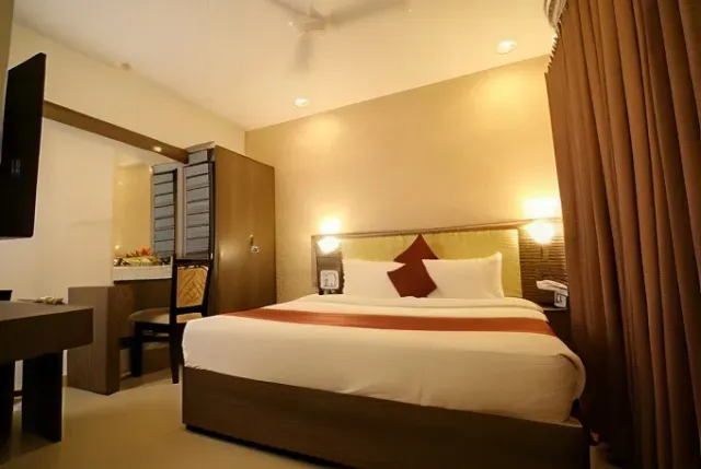 THE MONARCH HOTEL - 4