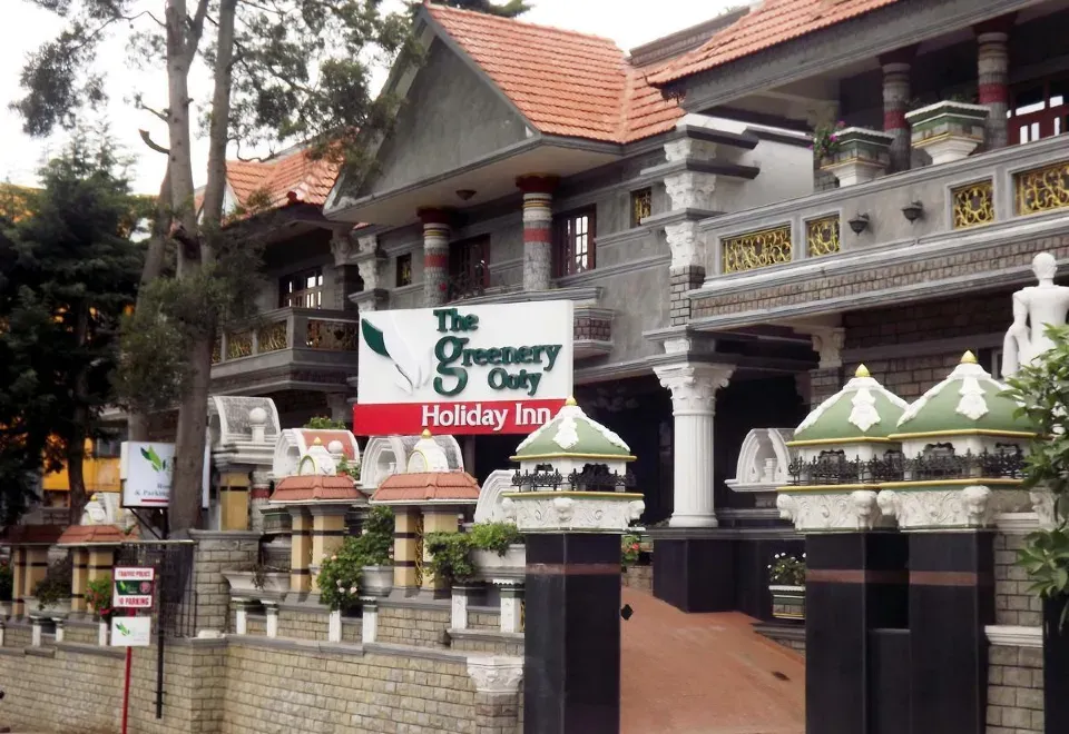 Collection O 14241 The Greenery - Holiday Inn