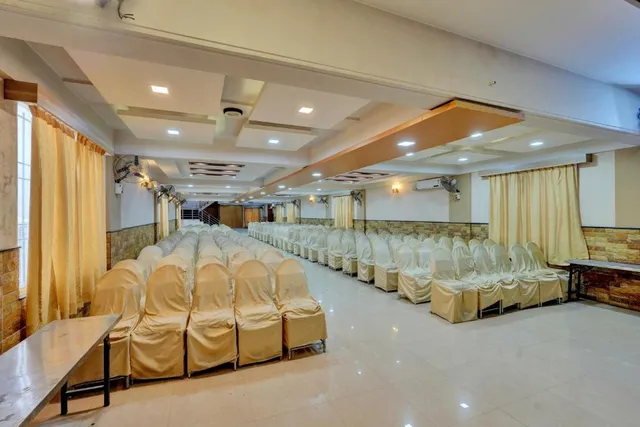 OYO Flagship BNS Lodge - 3