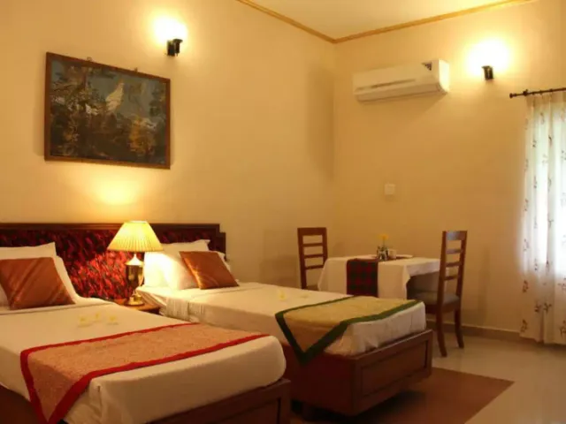 Issacs Hotel Regency - 4