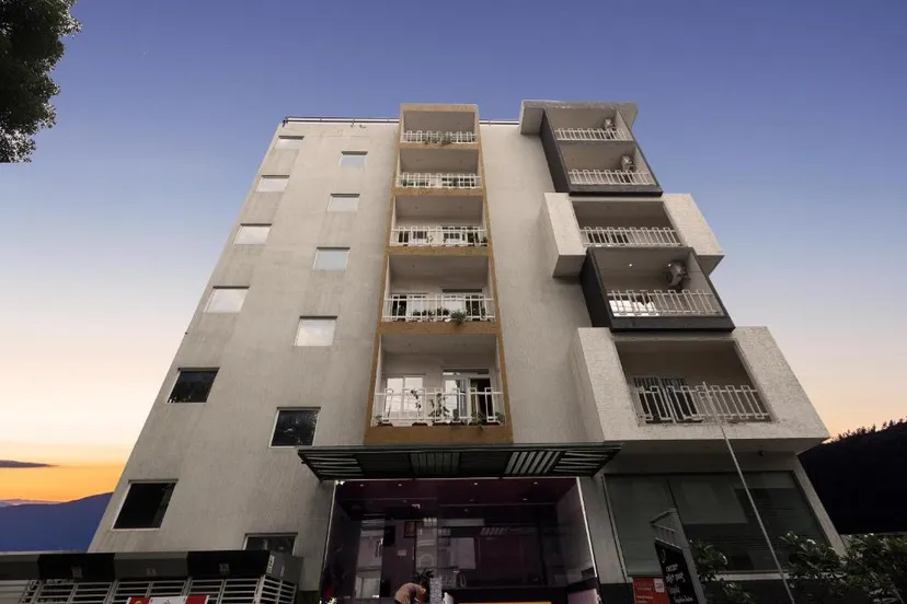 Royale Sapphire Suites